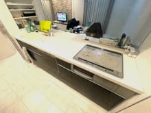 フラットなのでお手入れしやすいＩＨクッキングヒーター。火を使わないのでお子様にも安心！キッチン横に調味料などが置ける収納棚があり大変便利です！(キッチン)