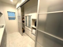 キッチン背面には大容量のパントリー！！(キッチン)