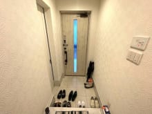 白で統一された清潔感のある玄関(玄関)