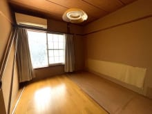 昔ながらのシンプルな作りです(寝室) 昔ながらのシンプルな作りです(寝室)