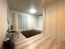 テーブルや椅子なども置ける広々とした寝室。第二のリビングにもなりそうです♪(寝室)