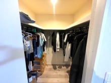 オシャレ好きの方におすすめしたい大容量ウォークインクローゼット。季節物の衣類もスッキリ収納