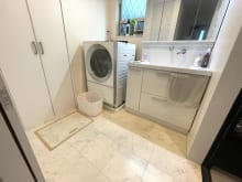 洗面所にも収納棚あり！タオルや洗剤のストックなどたっぷり収納していただけます！ 