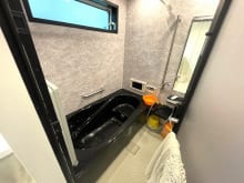 ゆったりした広さのシステムバス。足を伸ばして毎日の疲れを癒せます。(風呂)