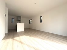 日向ぼっこが、毎日の特等席。冬でもぽかぽか暖かい、ぬくもりに満ちた住まい。(居間)