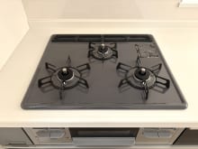 「もう一品」がすぐ叶う。夕食作りの時間を劇的にリセットする3口コンロ。(キッチン)